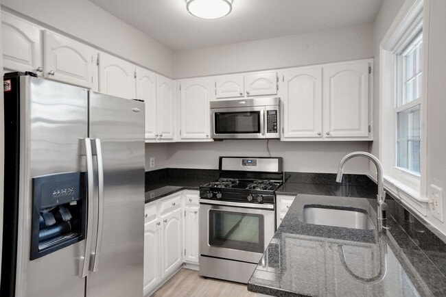 Building Photo - Updated // 3 Bedroom 2 Bathroom Condo // A...