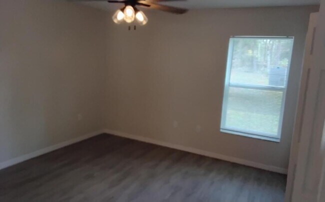 Building Photo - 9426 N Manashee Dr
