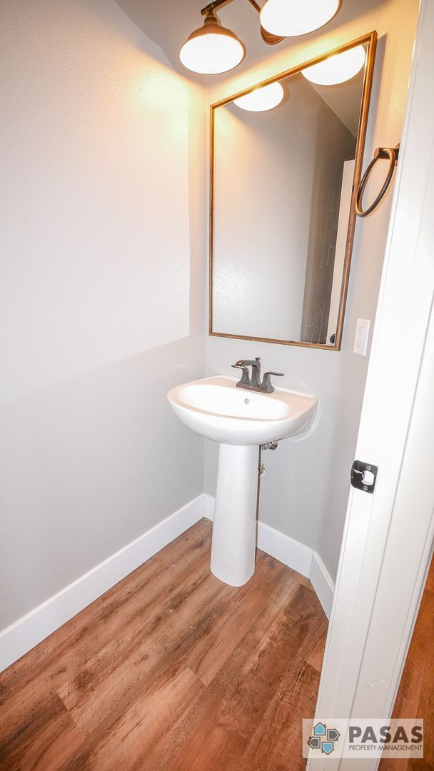 Building Photo - Modern Corner-Unit Condo with tandem 2-Car Garage in Central San Diego