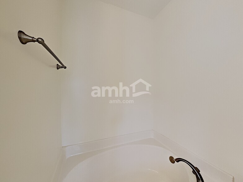 Building Photo - 563 Summit Way