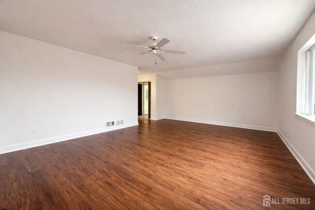 Building Photo - 470 Sayre Dr