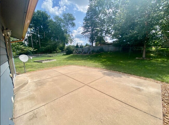 Building Photo - Stunning Bi-Level 3 Bedroom Home in Forest...