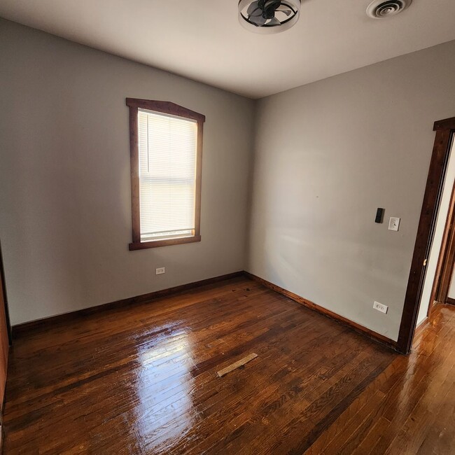 Building Photo - Move In Specials! Spacious 3 Bedroom, 2 Fu...