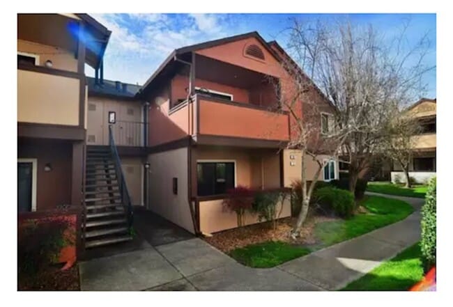 Building Photo - 3 bedroom 2 bath Windsong Condo ~ Includes...