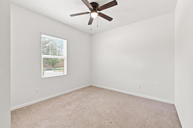 Building Photo - 405 Willow Creek Dr