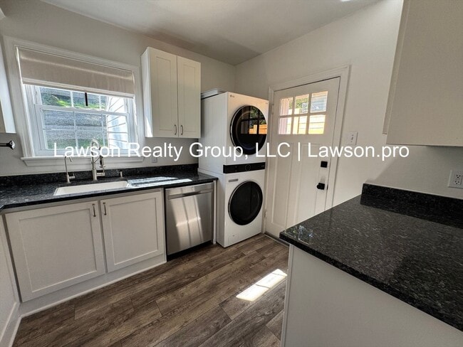 Building Photo - Updated, Cozy Two Bedroom Home in Wasena!