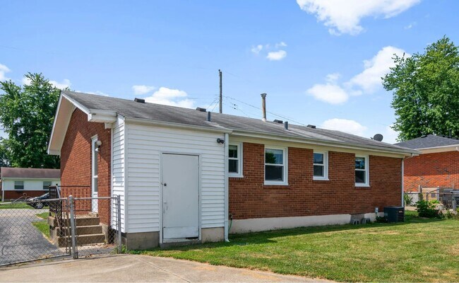 Building Photo - Welcome home to this updated bright and sp...