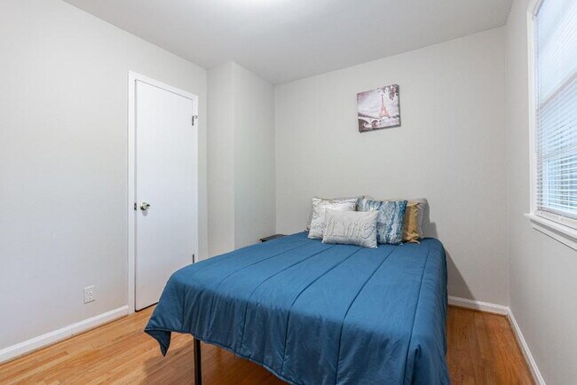 Building Photo - THE KNOLLVIEW | Spacious updated home just a 5-minute walk to bus 186, offering convenient and co...