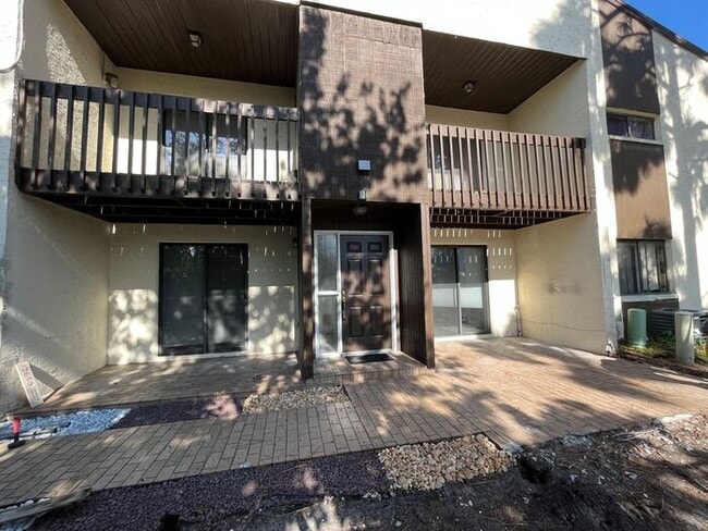 Building Photo - Fantastic 3/3 Condo in Windsor Pines, Kiss...
