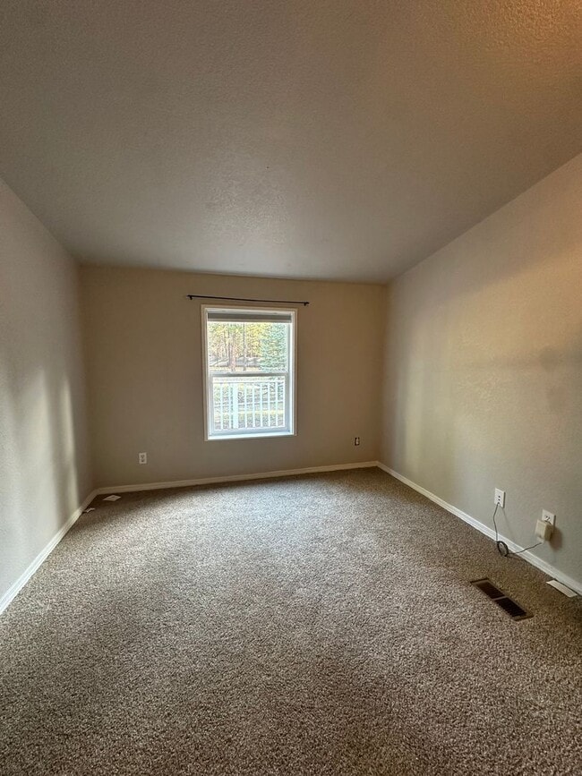 Building Photo - Adorable home in La Pine area, 1.5 acres fully fenced!!