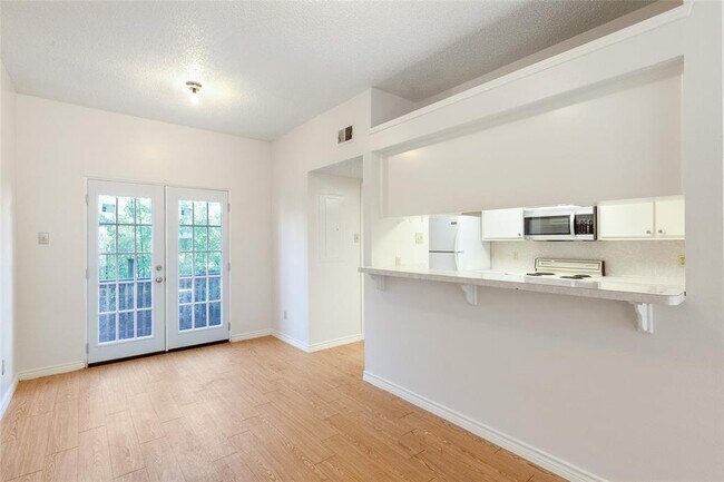 Building Photo - 706 W Lynn St