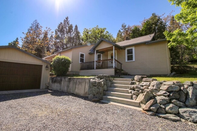 Building Photo - Hillside Cottage! Charming home with a view, 3-bd, 1-ba, fireplace, garage $300 Utility Fee