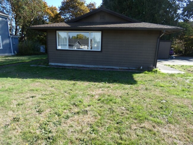 Building Photo - Tastefully Maintained Charmer