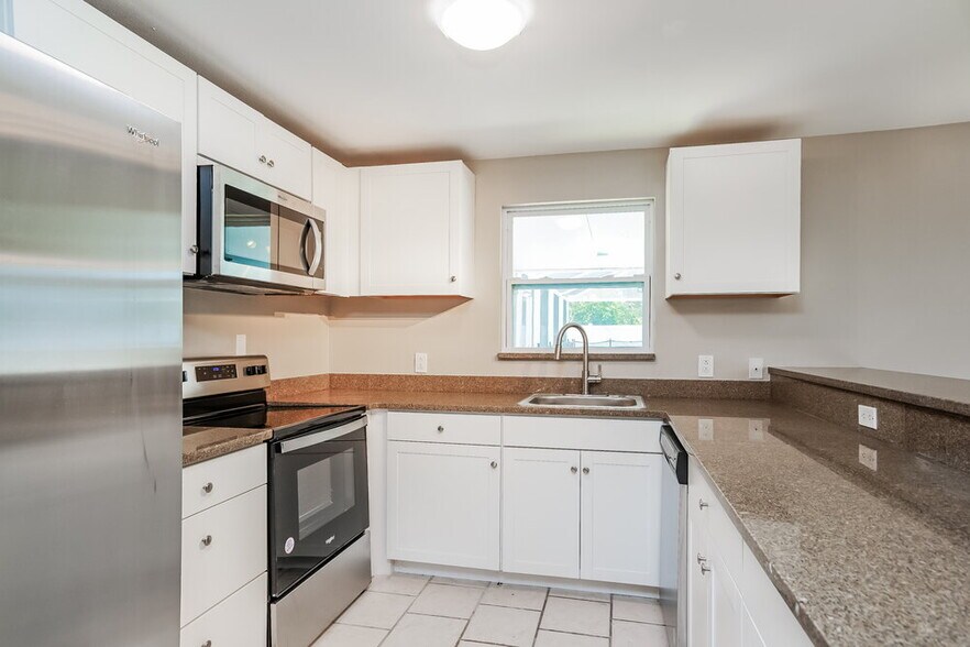 Building Photo - 749 SW 5th Terrace