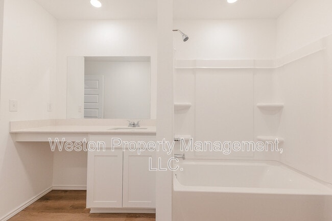Building Photo - 5901 Bradford Pear Ln