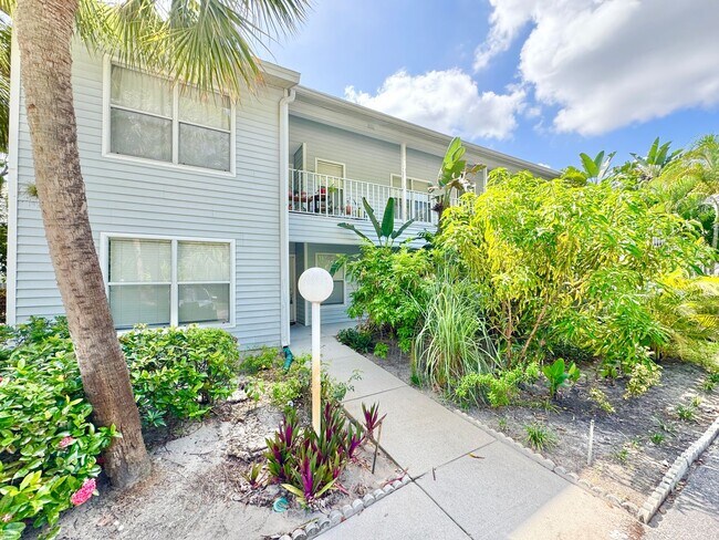 Building Photo - ** KINGS LAKE ** 2 BED / 2 BATH - CONDO - ...