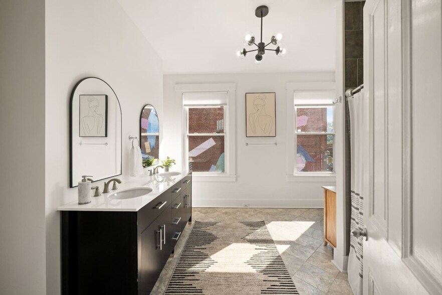 Building Photo - 516 E 12th St