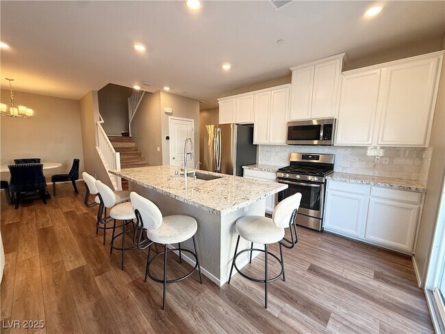 Building Photo - 525 Mossy Cup St