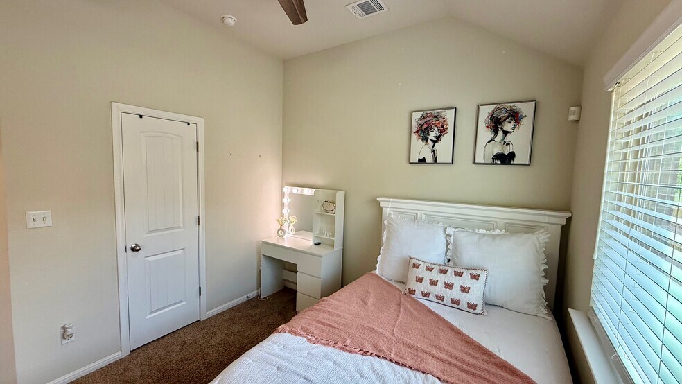 Building Photo - 417 Arabian Colt Dr