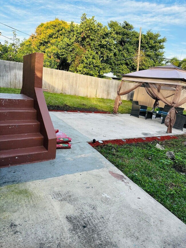 Building Photo - 833 Briggs St