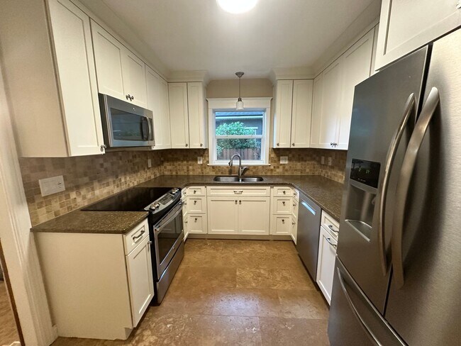 Building Photo - Stunning 3/2 Bungalow near the historic di...