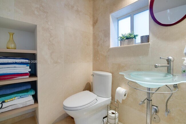 Building Photo - 4101 Bayview Dr