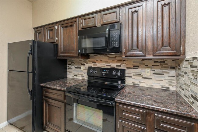 Building Photo - 17417 Red Oak Dr