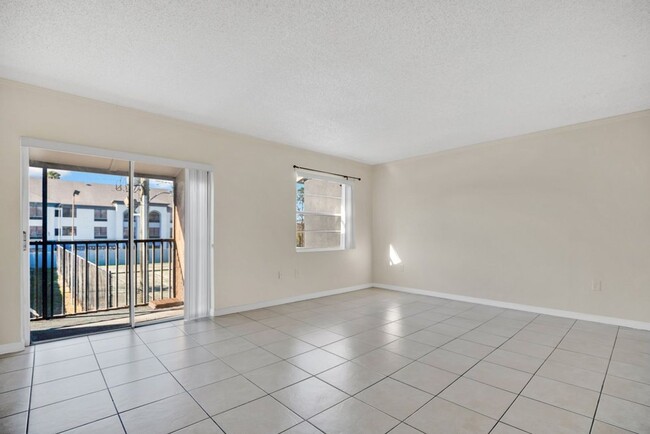 Building Photo - 2/1 Near UCF