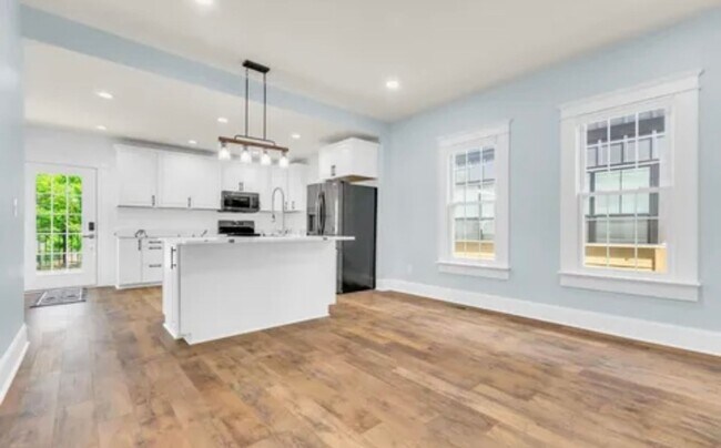 Building Photo - Gorgeous 3/2 Located 1 Block From Downtown Greenville!