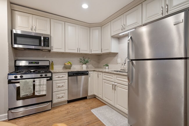 Building Photo - 328 S 14th St