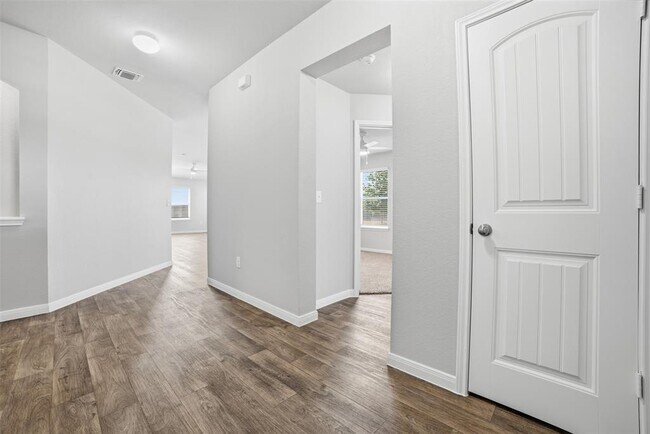 Building Photo - 600 Marimoor Dr