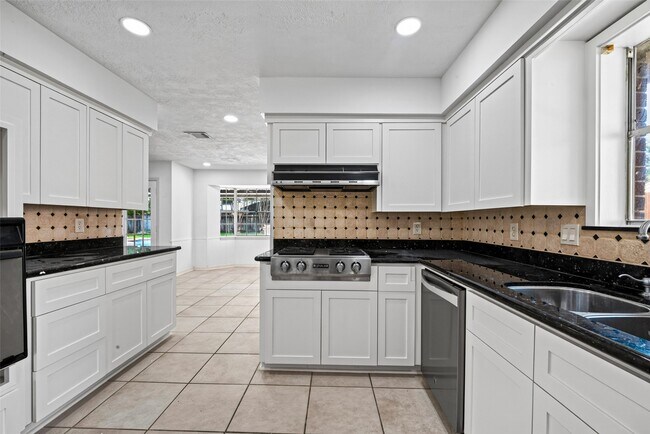 Building Photo - 3910 Chile Dr