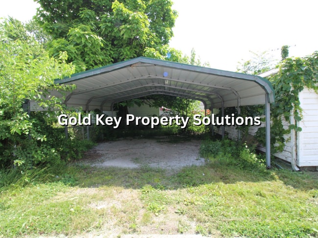 Building Photo - Updated 2 BR 1 BA House with Garage and Fe...
