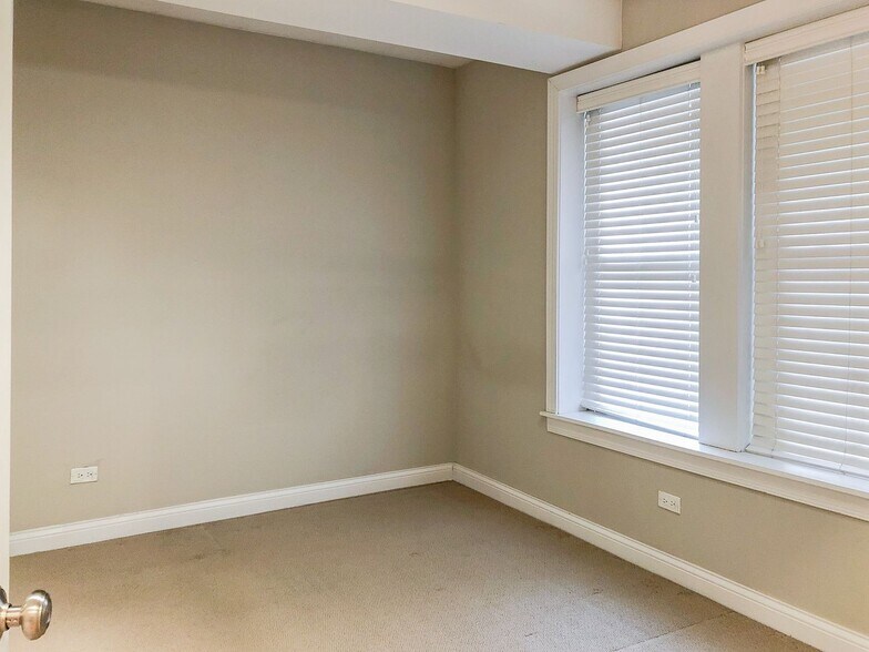 Building Photo - 1636 W Grace St