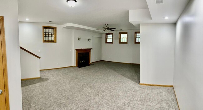 Building Photo - 925 W Lakeside Pl