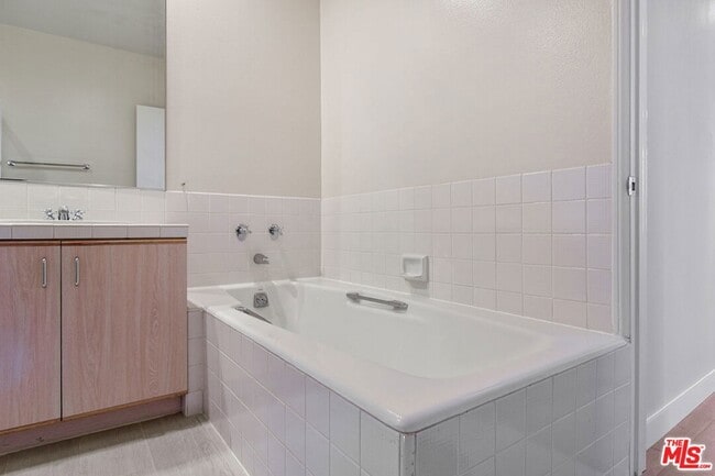 Building Photo - 5350 White Oak Ave