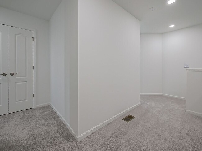 Building Photo - AVAILABLE NOW! Modern Comfort Meets Everyd...