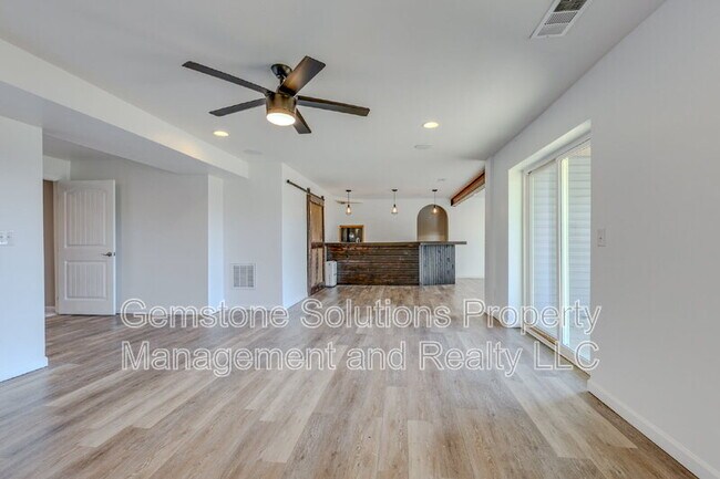 Building Photo - 2704 Orleans Dr