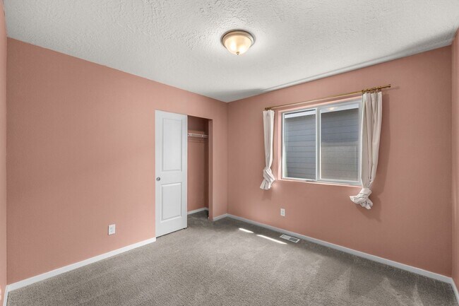 Building Photo - 2022-Like New-Construction 4BR/2.5BA, 1,700 sqft. NW Spokane