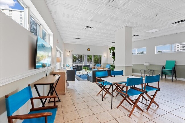 Building Photo - 720 Bayshore Dr