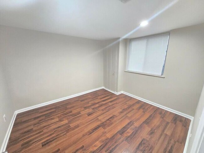 Building Photo - 4 Bedrooms 2 Bathroom