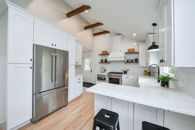 Building Photo - 493 Sunset Dr