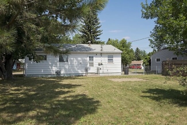 Building Photo - 3 Bedroom House!