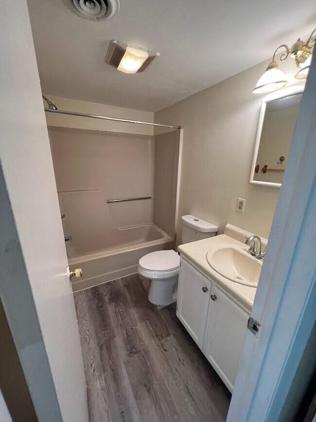 Building Photo - Newly updated 2nd floor Laurel Springs condo, Exeter Township