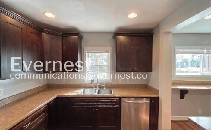 Building Photo - 1300 S Lyerly St