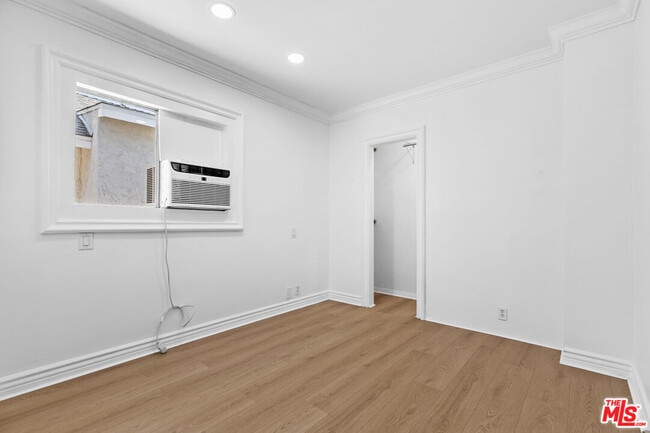 Building Photo - 3915 S Budlong Ave