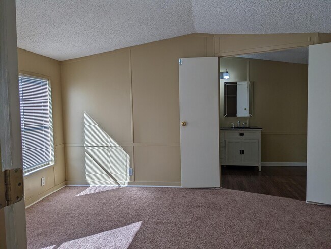 Building Photo - 903 Scott Dr