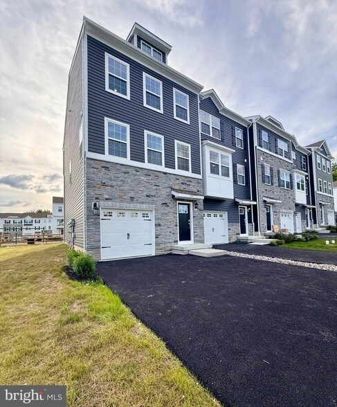 Building Photo - 209 Independence Ct