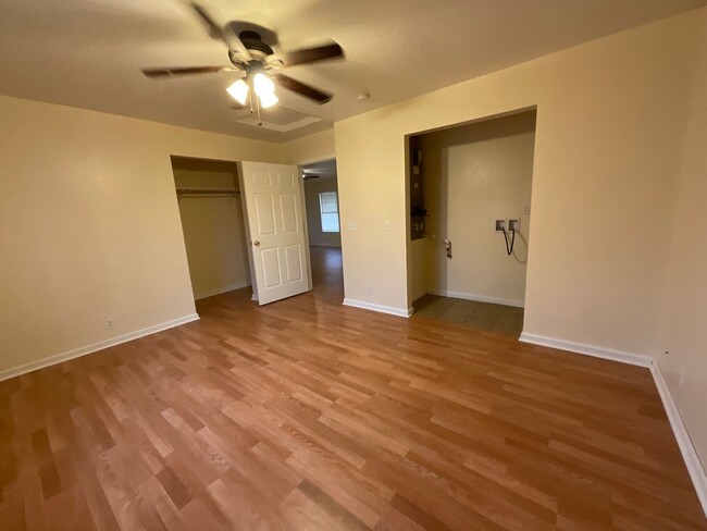 Building Photo - Spacious 2 Bedroom 1 Bath home W/ Fenced Y...