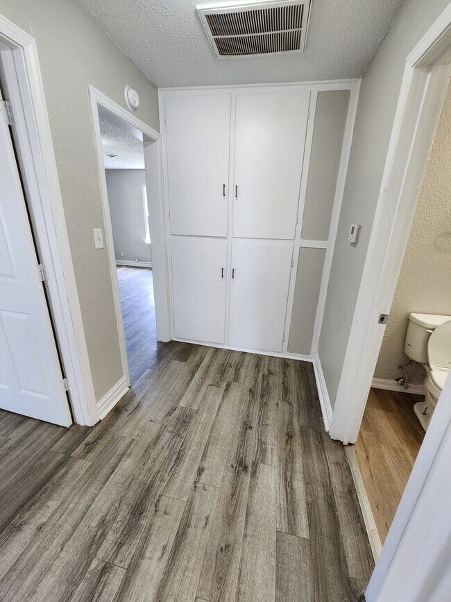 Building Photo - Spacious 2-Bedroom, 1-Bathroom Home AVAILABLE NOW!!